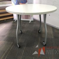 Lote 007 - Mesa redonda con 4 patas metálicas con ruedas y cubierta color blanco - Imagen 5