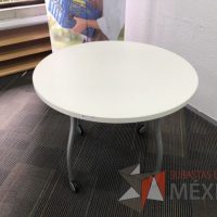 Lote 007 - Mesa redonda con 4 patas metálicas con ruedas y cubierta color blanco - Imagen 6