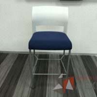 Lote 006 - Silla fija alta, descansapies, respaldo en plástico y asiento en tela color azul 