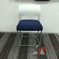 Lote 006 - Silla fija alta, descansapies, respaldo en plástico y asiento en tela color azul  - Imagen 3