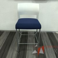 Lote 006 - Silla fija alta, descansapies, respaldo en plástico y asiento en tela color azul  - Imagen 4
