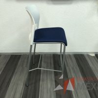 Lote 006 - Silla fija alta, descansapies, respaldo en plástico y asiento en tela color azul  - Imagen 5