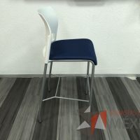 Lote 006 - Silla fija alta, descansapies, respaldo en plástico y asiento en tela color azul  - Imagen 6