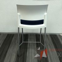 Lote 006 - Silla fija alta, descansapies, respaldo en plástico y asiento en tela color azul  - Imagen 7