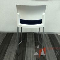 Lote 006 - Silla fija alta, descansapies, respaldo en plástico y asiento en tela color azul  - Imagen 8