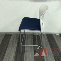 Lote 006 - Silla fija alta, descansapies, respaldo en plástico y asiento en tela color azul  - Imagen 9