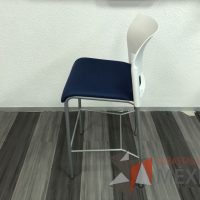 Lote 006 - Silla fija alta, descansapies, respaldo en plástico y asiento en tela color azul  - Imagen 10