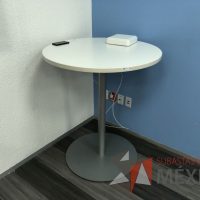 Lote 005 - Mesa alta con 2 Sillas altas, STEELCASE - Imagen 2