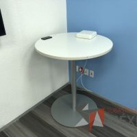 Lote 005 - Mesa alta con 2 Sillas altas, STEELCASE - Imagen 4