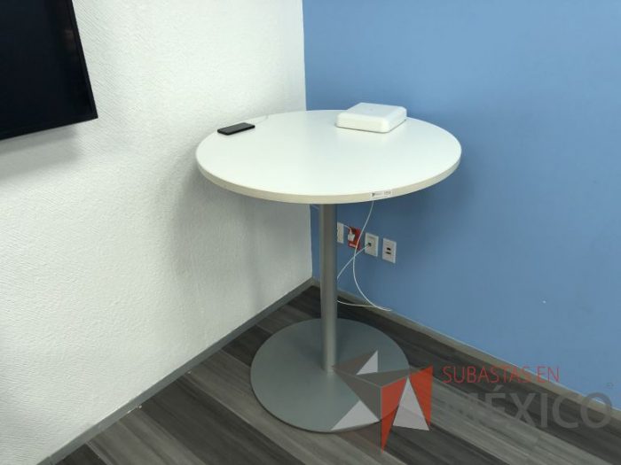 Lote 005 - Mesa alta con 2 Sillas altas, STEELCASE - Imagen 4