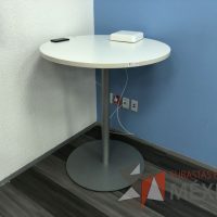 Lote 005 - Mesa alta con 2 Sillas altas, STEELCASE