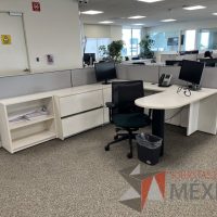 Lote 038 - Estación de trabajo para 2 personas con librero de 1 entrepaño y 5 cajones color beige - Imagen 6