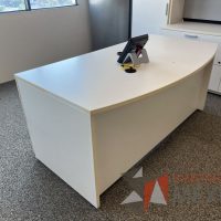 Lote 015 - Escritorio con 6 cajones, gabinete con 8 puertas y 2 cajones color beige - Imagen 3