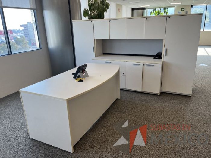 Lote 015 - Escritorio con 6 cajones, gabinete con 8 puertas y 2 cajones color beige - Imagen 4