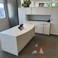 Lote 015 - Escritorio con 6 cajones, gabinete con 8 puertas y 2 cajones color beige - Imagen 5