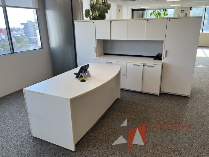 Lote 015 - Escritorio con 6 cajones, gabinete con 8 puertas y 2 cajones color beige - Imagen 5