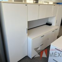 Lote 015 - Escritorio con 6 cajones, gabinete con 8 puertas y 2 cajones color beige - Imagen 8