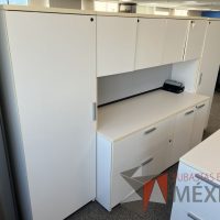 Lote 015 - Escritorio con 6 cajones, gabinete con 8 puertas y 2 cajones color beige - Imagen 9