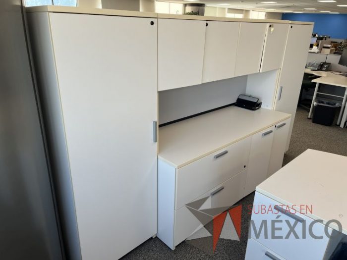 Lote 015 - Escritorio con 6 cajones, gabinete con 8 puertas y 2 cajones color beige - Imagen 9