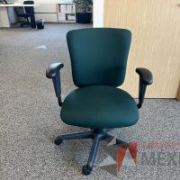 Lote 051 - 5 Sillas operativas con ruedas, descansabrazos, asiento y respaldo en tela color verde y 2 Gabinetes de 2 puertas beige - Imagen 5