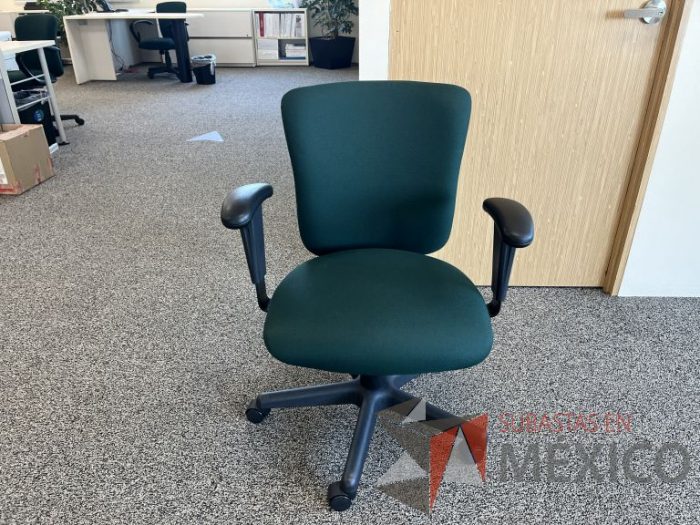 Lote 051 - 5 Sillas operativas con ruedas, descansabrazos, asiento y respaldo en tela color verde y 2 Gabinetes de 2 puertas beige - Imagen 5