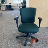 Lote 051 - 5 Sillas operativas con ruedas, descansabrazos, asiento y respaldo en tela color verde y 2 Gabinetes de 2 puertas beige - Imagen 6