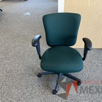 Lote 051 - 5 Sillas operativas con ruedas, descansabrazos, asiento y respaldo en tela color verde y 2 Gabinetes de 2 puertas beige