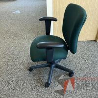 Lote 051 - 5 Sillas operativas con ruedas, descansabrazos, asiento y respaldo en tela color verde y 2 Gabinetes de 2 puertas beige - Imagen 2