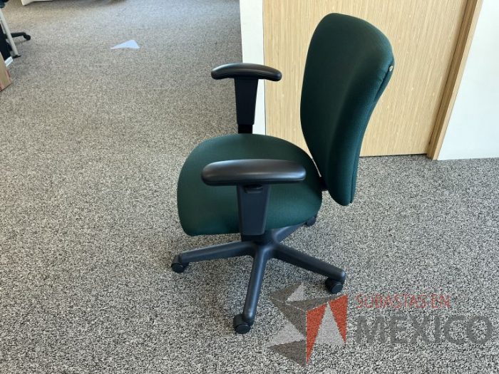 Lote 051 - 5 Sillas operativas con ruedas, descansabrazos, asiento y respaldo en tela color verde y 2 Gabinetes de 2 puertas beige - Imagen 2