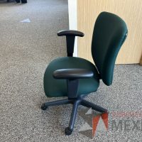 Lote 051 - 5 Sillas operativas con ruedas, descansabrazos, asiento y respaldo en tela color verde y 2 Gabinetes de 2 puertas beige - Imagen 7