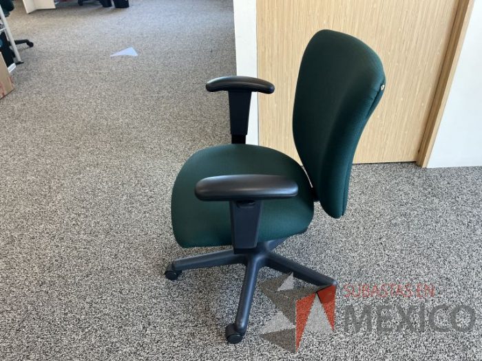 Lote 051 - 5 Sillas operativas con ruedas, descansabrazos, asiento y respaldo en tela color verde y 2 Gabinetes de 2 puertas beige - Imagen 7
