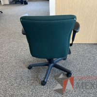 Lote 051 - 5 Sillas operativas con ruedas, descansabrazos, asiento y respaldo en tela color verde y 2 Gabinetes de 2 puertas beige - Imagen 3
