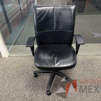 Lote 024 - 2 Sillas ejecutivas con ruedas, descansabrazos, asiento y respaldo de piel color negro
