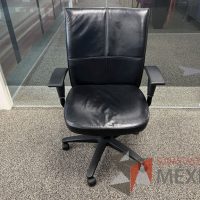 Lote 024 - 2 Sillas ejecutivas con ruedas, descansabrazos, asiento y respaldo de piel color negro - Imagen 3