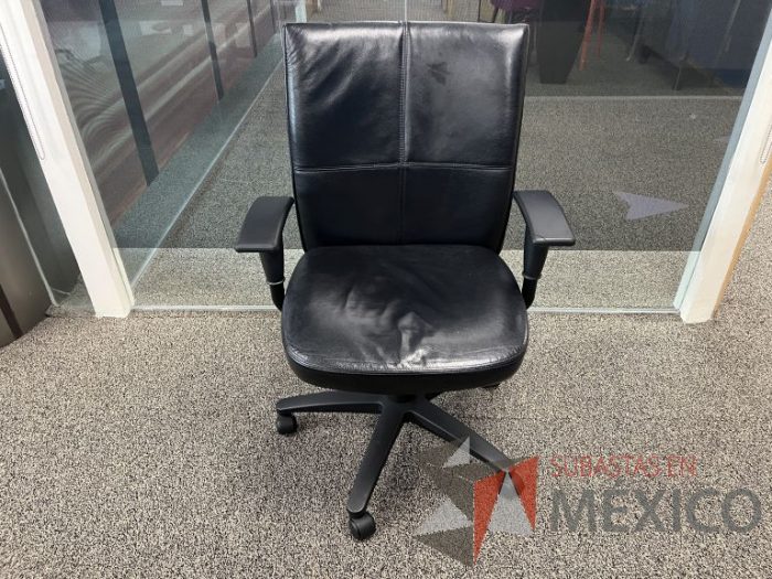 Lote 024 - 2 Sillas ejecutivas con ruedas, descansabrazos, asiento y respaldo de piel color negro - Imagen 3
