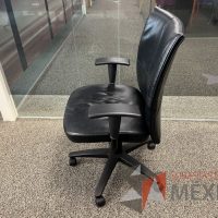 Lote 024 - 2 Sillas ejecutivas con ruedas, descansabrazos, asiento y respaldo de piel color negro - Imagen 4