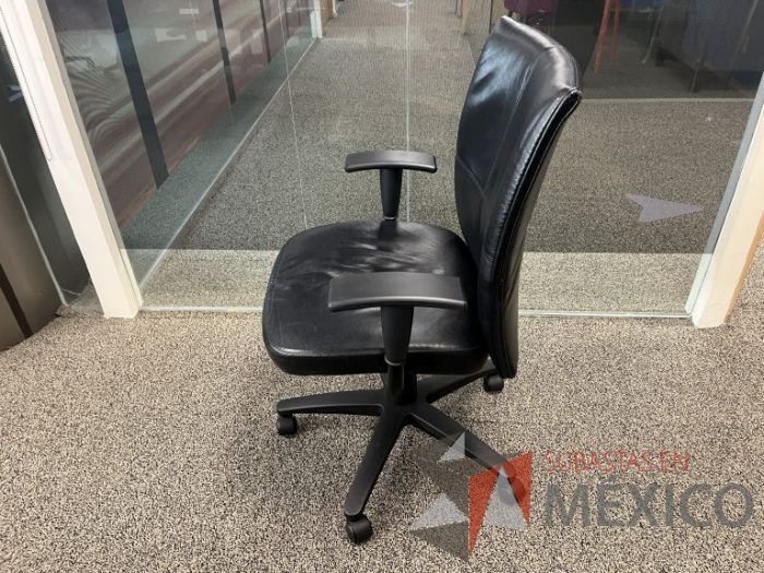 Lote 024 - 2 Sillas ejecutivas con ruedas, descansabrazos, asiento y respaldo de piel color negro - Imagen 4