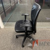 Lote 024 - 2 Sillas ejecutivas con ruedas, descansabrazos, asiento y respaldo de piel color negro - Imagen 5