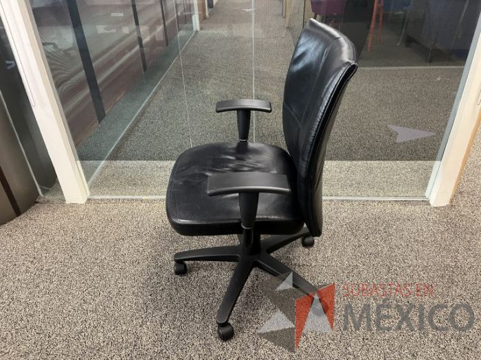 Lote 024 - 2 Sillas ejecutivas con ruedas, descansabrazos, asiento y respaldo de piel color negro - Imagen 5