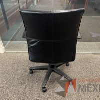 Lote 024 - 2 Sillas ejecutivas con ruedas, descansabrazos, asiento y respaldo de piel color negro - Imagen 6