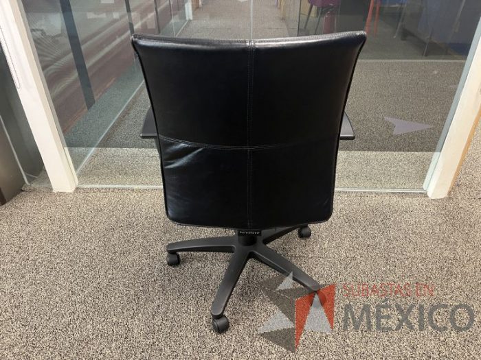 Lote 024 - 2 Sillas ejecutivas con ruedas, descansabrazos, asiento y respaldo de piel color negro - Imagen 6