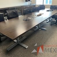 Lote 025 - Mesa de sala de juntas para 14 personas con base metálica y cubierta color café