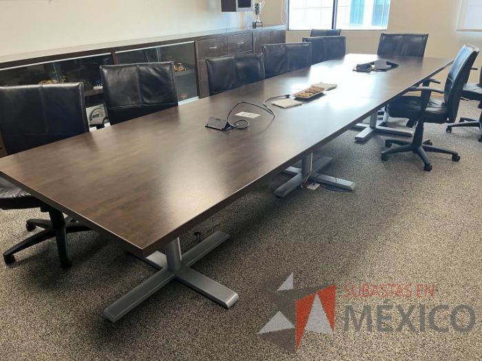 Lote 025 - Mesa de sala de juntas para 14 personas con base metálica y cubierta color café