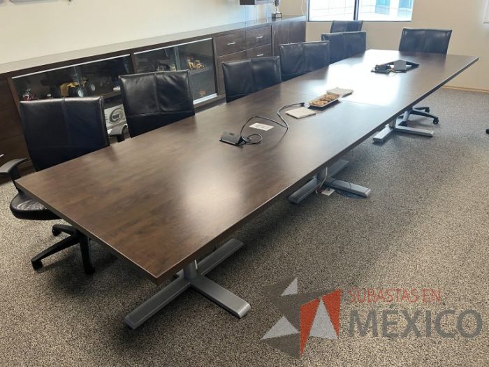 Lote 025 - Mesa de sala de juntas para 14 personas con base metálica y cubierta color café - Imagen 7