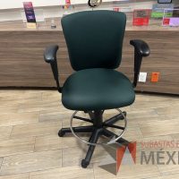 Lote 052 - Silla alta con descansa pies, descansabrazos, asiento y respaldo en tela color verde