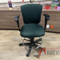 Lote 052 - Silla alta con descansa pies, descansabrazos, asiento y respaldo en tela color verde - Imagen 7