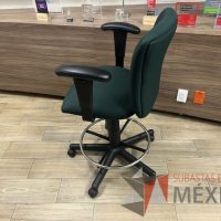 Lote 017 - Silla alta con descansa pies, descansabrazos, asiento y respaldo en tela color verde - Imagen 4