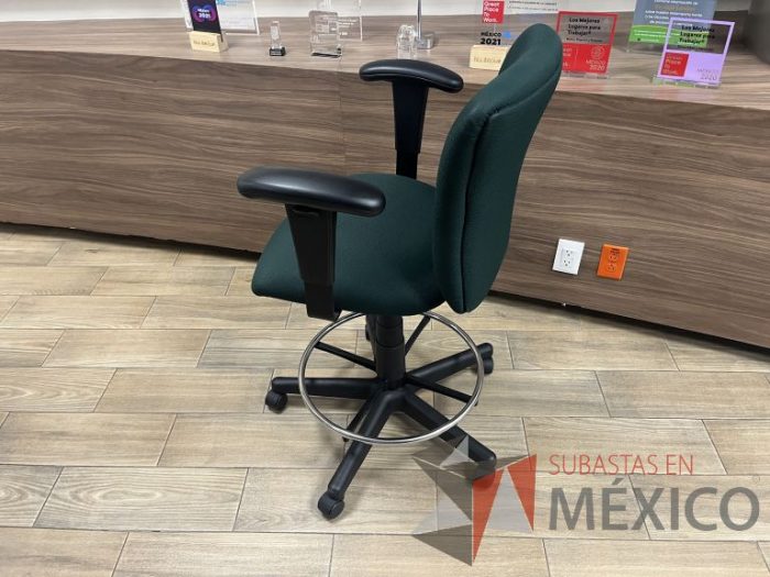 Lote 017 - Silla alta con descansa pies, descansabrazos, asiento y respaldo en tela color verde - Imagen 5