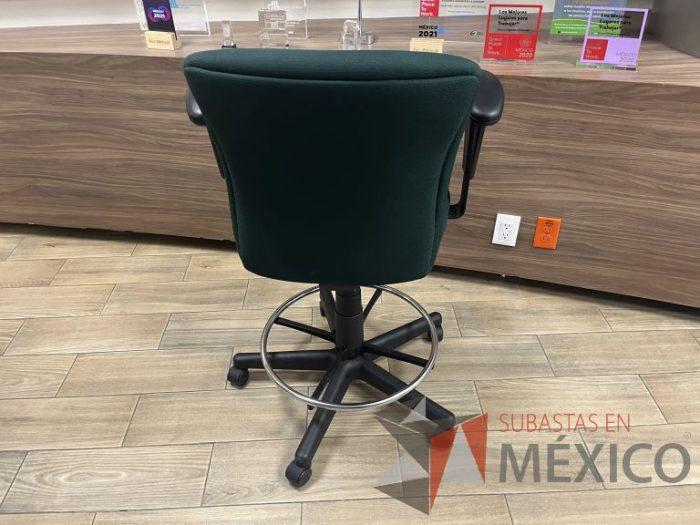 Lote 017 - Silla alta con descansa pies, descansabrazos, asiento y respaldo en tela color verde - Imagen 6