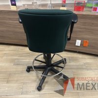 Lote 052 - Silla alta con descansa pies, descansabrazos, asiento y respaldo en tela color verde - Imagen 2